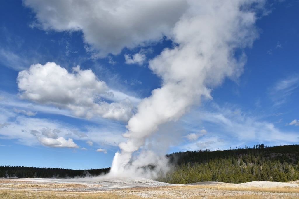 Der Geysir Old Faithful im Yellowstone National Park im Bundesstaat Wyoming bricht aus.