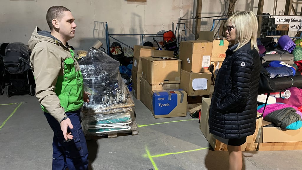 Andrii Zakharchuk berichtete am Donnerstag, 23. März 2022, der Magdeburger Leiterin des Sonderstabes Ukraine, Simone Borris, von der Hilfsaktion.
