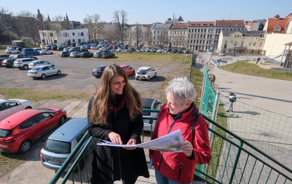 Siverin Arndt-Krüger (l.) und Katharina Brederlow auf dem Grundstück in der Schimmelstraße. Bis 2025 soll hier die neue Schule entstehen.