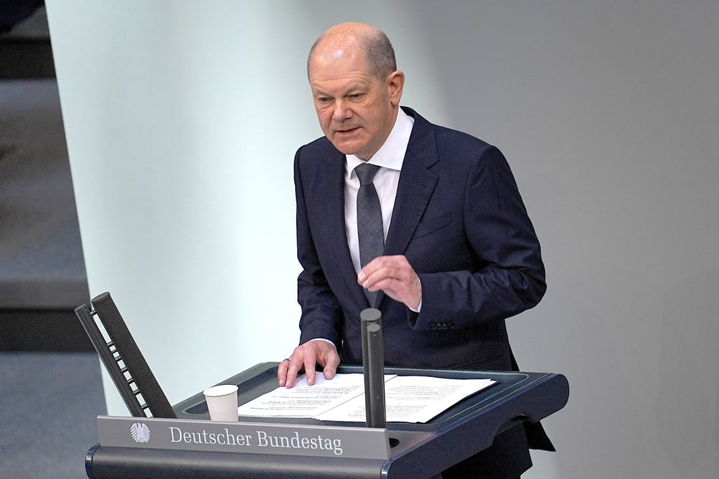 Bundeskanzler Olaf Scholz spricht in der Generaldebatte im Bundestag.