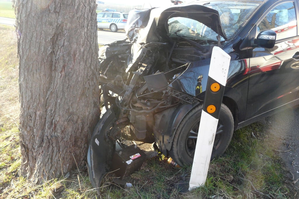 Eine 35-Jährige ist am Dienstag (22.März) gegen 17 Uhr auf der B71 in Richtung Gardelegen mit ihrem Auto frontal gegen einen Baum gefahren. Sie wurde schwer verletzt in ein Krankenhaus gebracht.