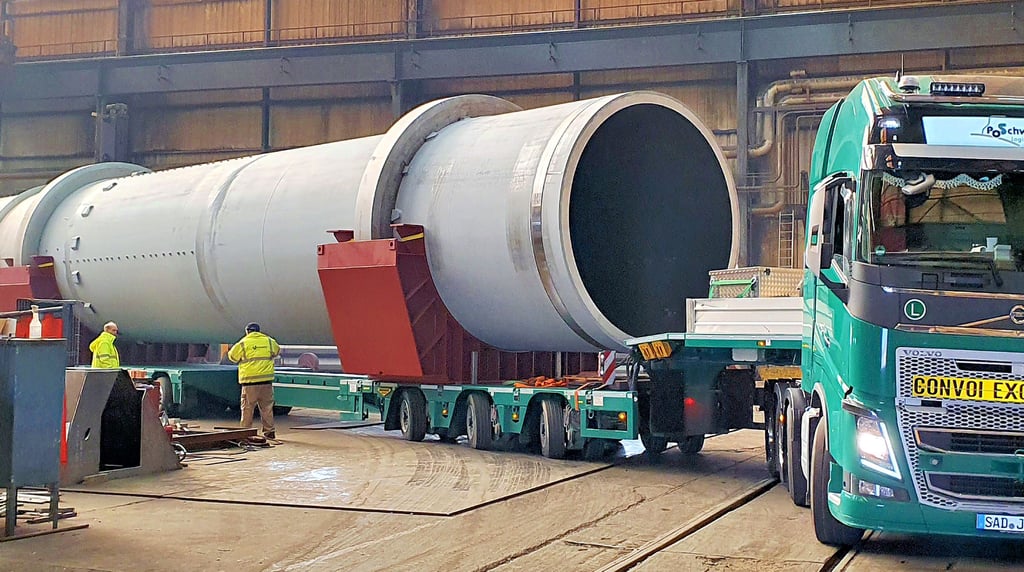 Zwei solcher 95-Tonnen-Giganten befinden sich auf der Reise von Staßfurt nach Mannheim. Die Drehrohröfen wurden von den Chemieanlagenbauern bei Emde Anlagenbau und Bohrtechnik für eine Müllverbrennungsanlage der MVV gebaut. Das Energie- und Verkehrsunternehmen betreibt auch die Methangasanlage in Staßfurt.
