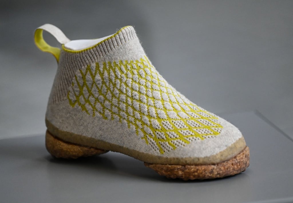 Der „Sneature“ der Designerin Emilie Burfeind aus Hundehaargewebe, Naturkautschuk und einer Sohle aus Pilzmyrzel wurde bei der „Sustainable Fashion: Designed & Made in Frankfurt“ präsentiert.