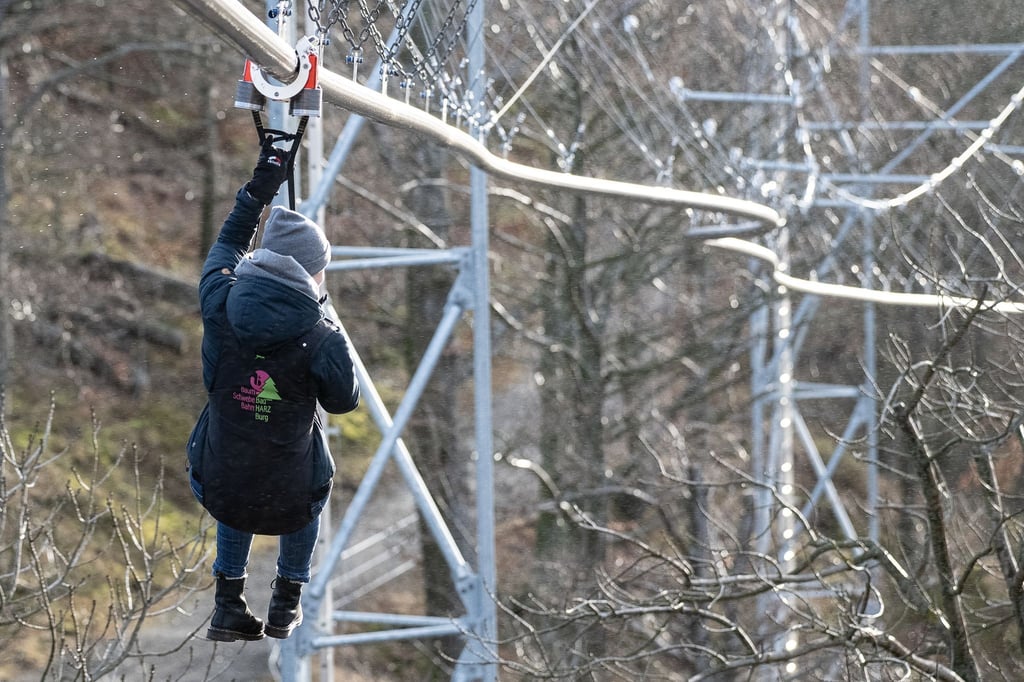 Eva-Christin Ronkainen-Kolb, Geschäftsführerin der HarzVenture GmbH, probiert die Baumschwebebahn Harz am Burgberg aus.
