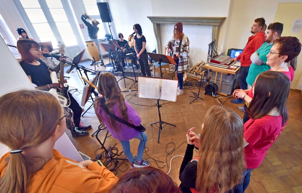 Lifve, die Zörbiger Schulband, spielte vier Lieder. Die jungen Musiker haben sich in diesem Schuljahr neu zusammengefunden.