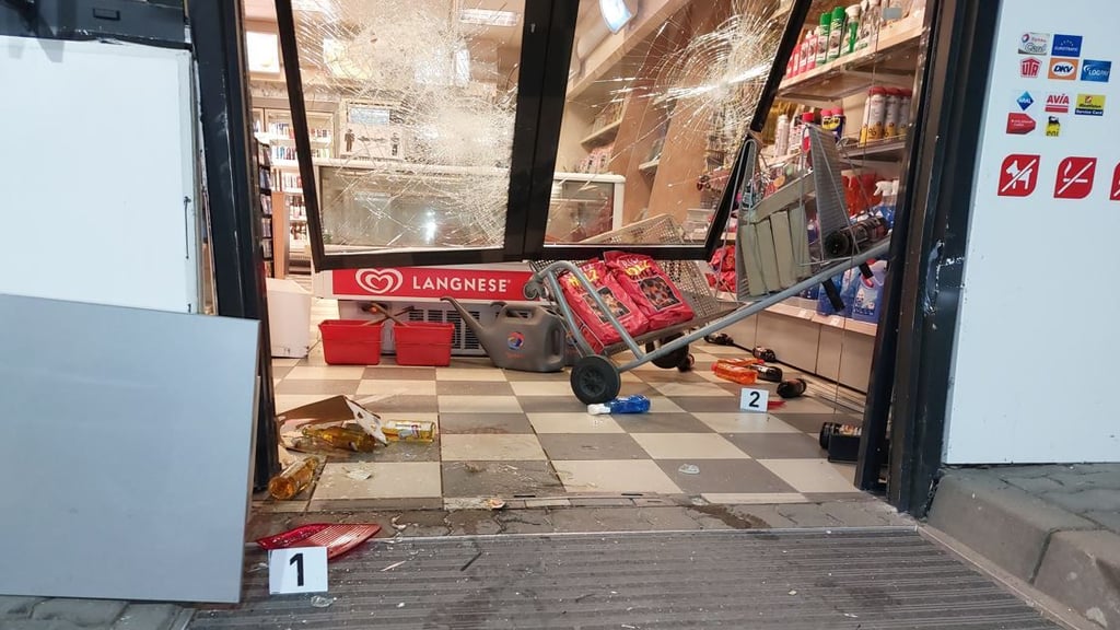In die Tankstelle in Hasselfelde im Harz sind die Diebe mit ihrem Audi gefahren und haben Verwüstungen angerichtet. Foto: