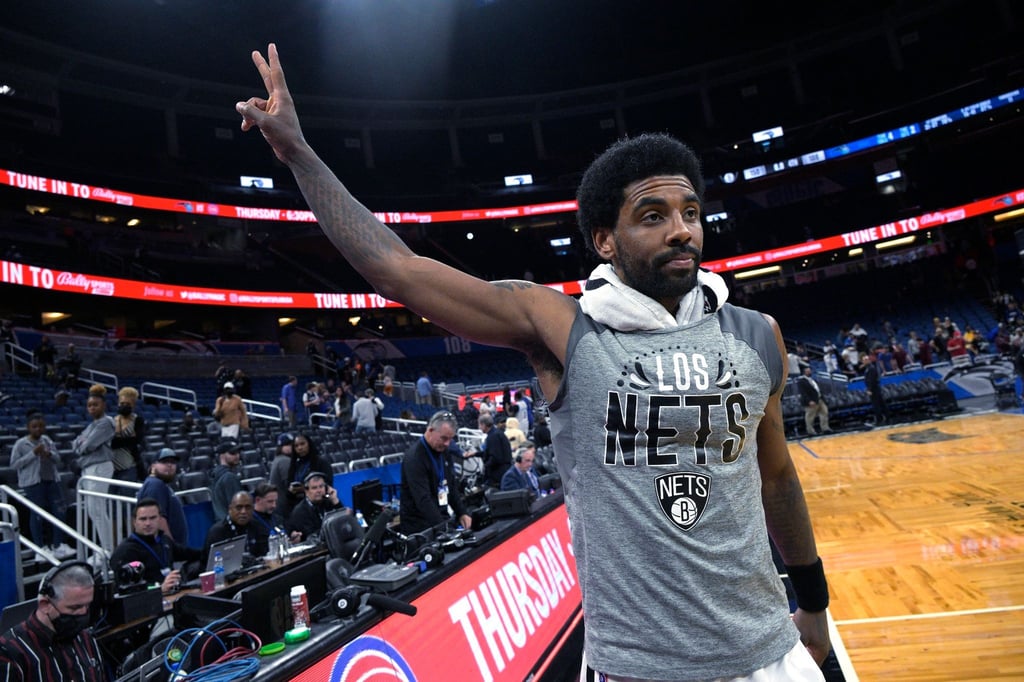 Brooklyn Nets Guard Kyrie Irving bedankt sich bei den Fans nach einem Spiel.