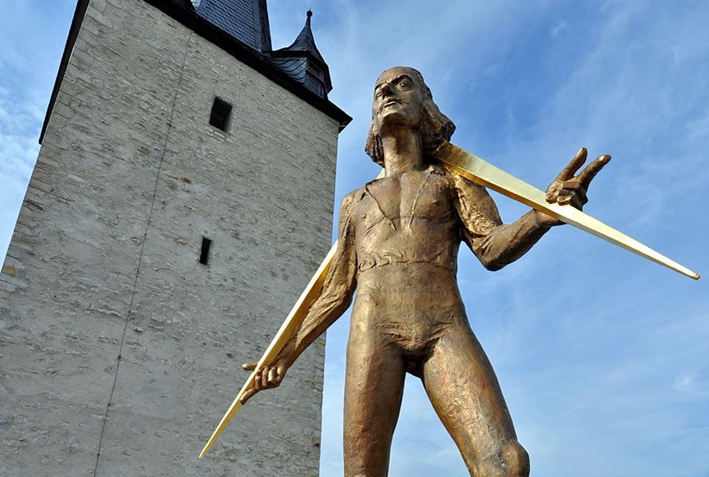 Adam Olearius - hier sein Denkmal am Johannisturm - erschuf einst den Gottorfer Globus, das erste begehbare Planetarium.
