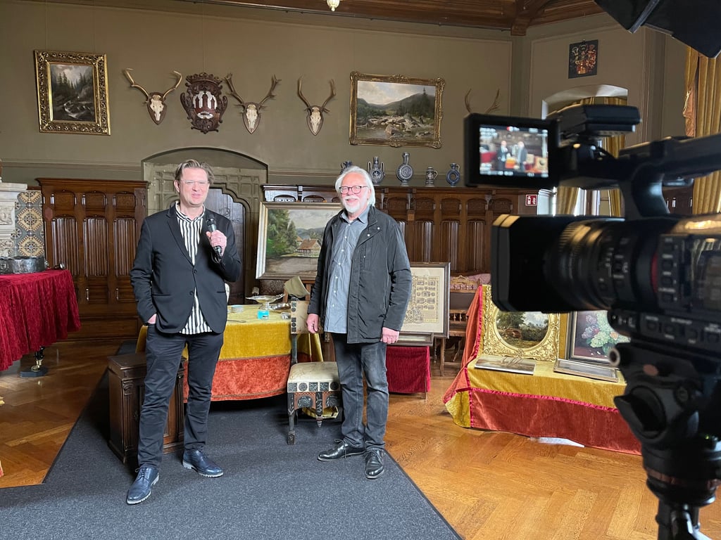 Schlossgeschäftsführer Christian Juranek (l.) und Antiquitätenhändler Friedrich Häußer aus Quedlinburg vor der Kamera.