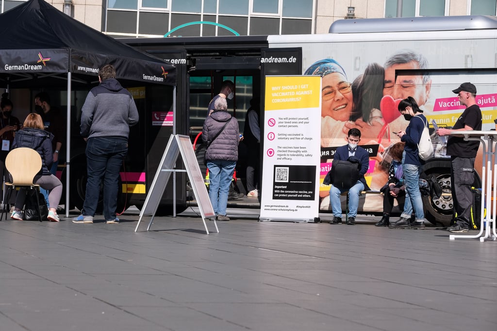 Insgesamt 83 Menschen haben am Mittwoch das mobile Impfangebot auf dem Marktplatz in Halle genutzt.
