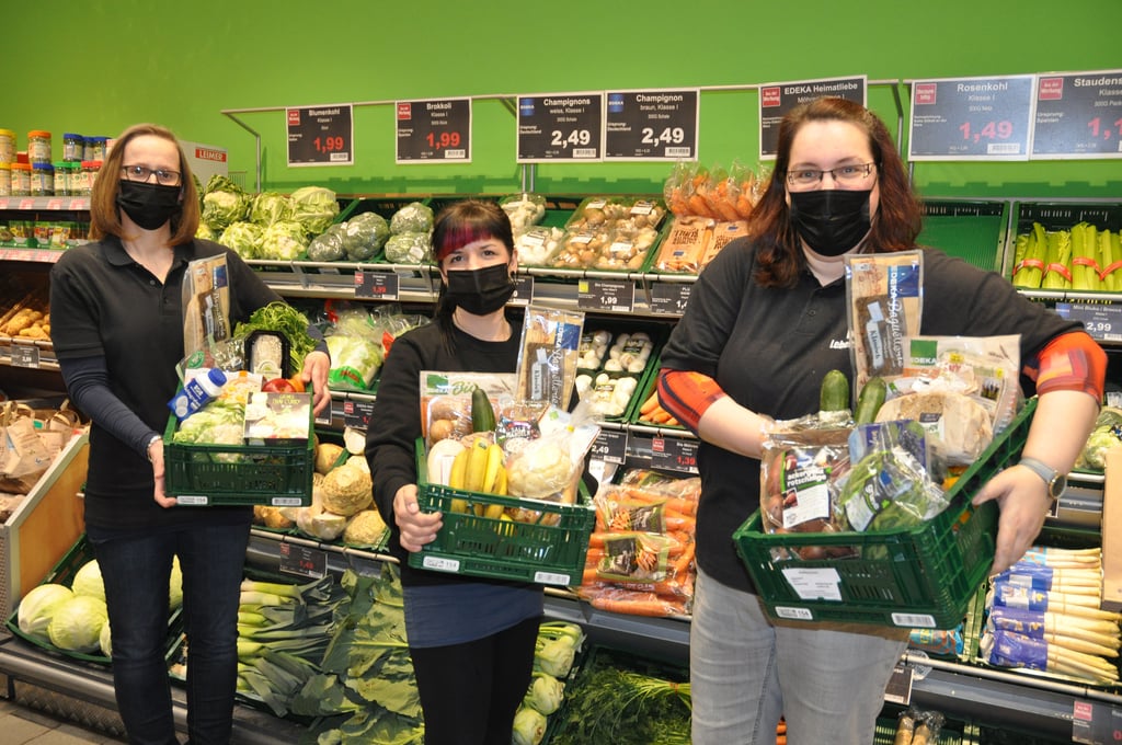 Die Edeka-Mitarbeiterinnen Sandra Malinke (von links), Juliane Büst und Silke Schulenburg mit den gepackten Too Good To Go-Kisten. Der Inhalt ist für die Kunden eine Überraschung. Das Sortiment wechselt täglich.