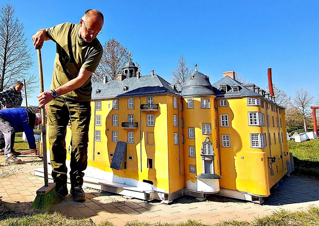 Andreas Knespel ist Chef der Reparaturwerkstatt im „Kleinen Harz“. Zum Saisonstart im Wernigeröder Bürgerpark bringt er unter anderem das Umfeld des Großen Schlosses Blankenburg auf Vordermann.