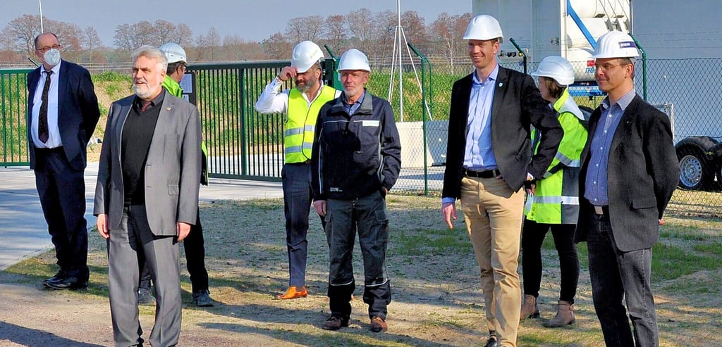 Besuch von Energieminister Armin Willigmann (2. v. li.) zum Beginn der 20-Prozent Wasserstoffeinspeisung in das Gasnetz rund um Schopsdorf.