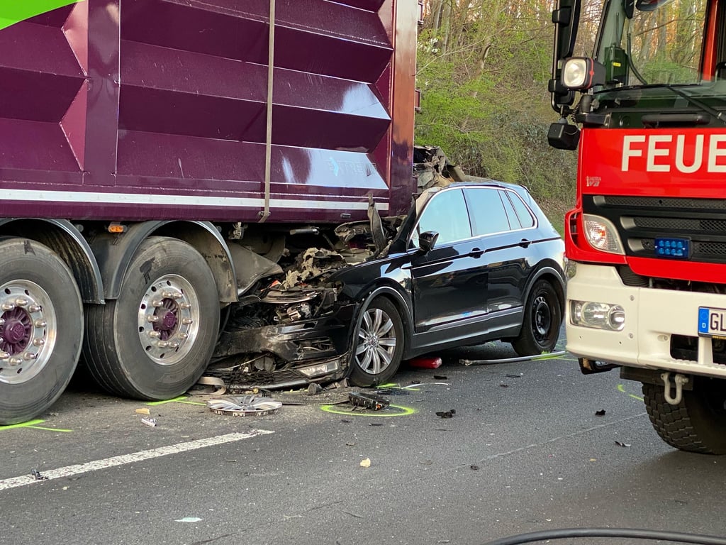 Die Unfallstelle an einem Stauende auf der Autobahn 1: Der Fahrer des Pkw überlebte den Unfall nicht.