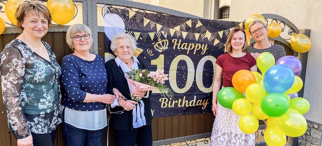 Renate Klaucke (Mitte) aus Erdeborn feierte ihren 100. Geburtstag. Mit dabei waren auch Sylke Twardoch (Schwiegerenkelin), Tochter Annegret Twardoch, Emma Rothe (Urenkelin) und Anja Rothe (Enkelin, v. li.).