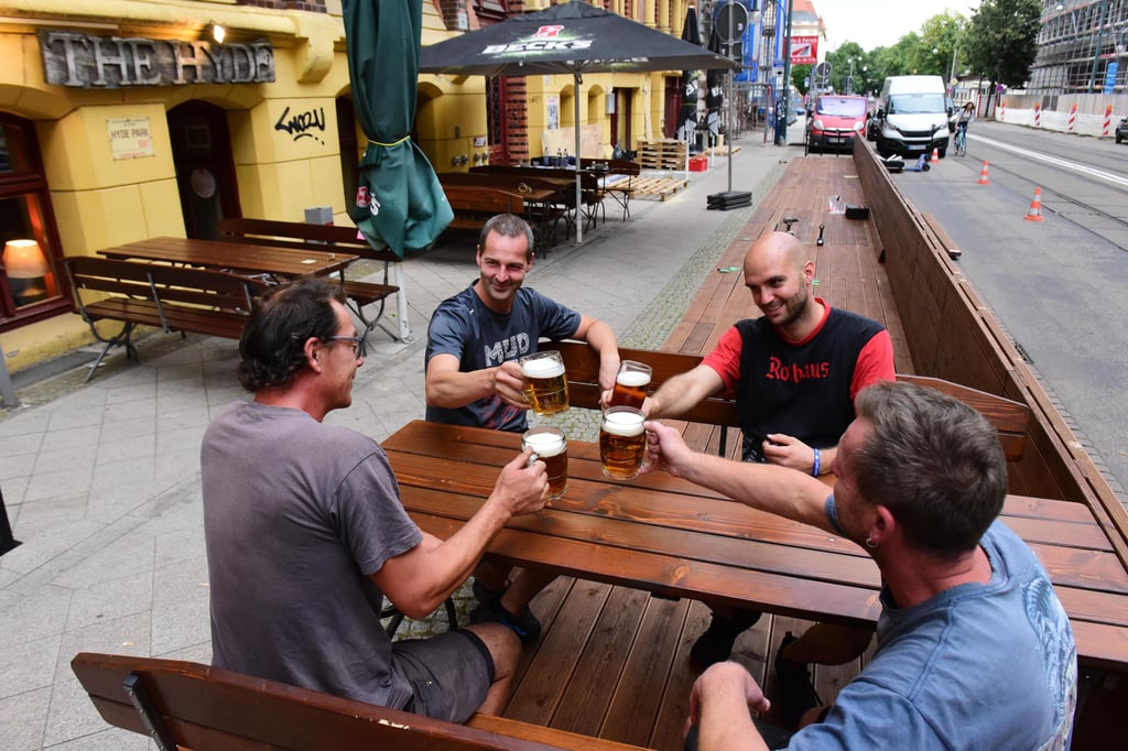 Das "The Hyde" war 2021 Vorreiter in Sachen Terrassenbau auf dem Parkstreifen in der Magdeburger Sternstraße. Weil es Gastronomen im Kneipenviertel rund um den Hasselbachplatz generell an Außenfläche mangelt, zeigt sich die Stadt ab 2022 generell offen für die saisonale Umnutzung von Parkplätzen in Gastro-Terrassen.