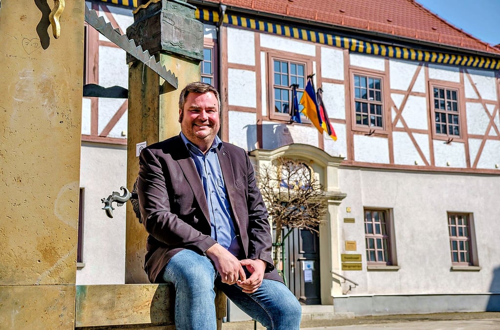 Bürgermeister Enrico Schilling vor dem Rathaus in Gräfenhainichen. Am Sonntag wird in der Heidestadt gewählt. Der Amtsinhaber ist als einziger für den Posten angetreten.