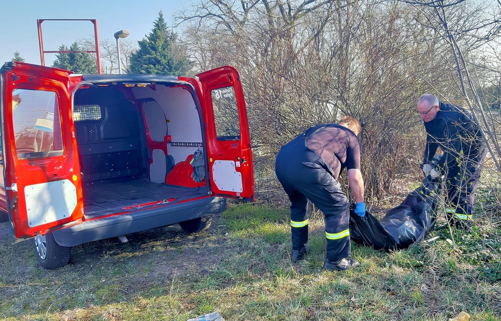 Die Kameraden der hauptamtlichen Wolfener Feuerwehr transportieren den verpackten Kadaver ab.
