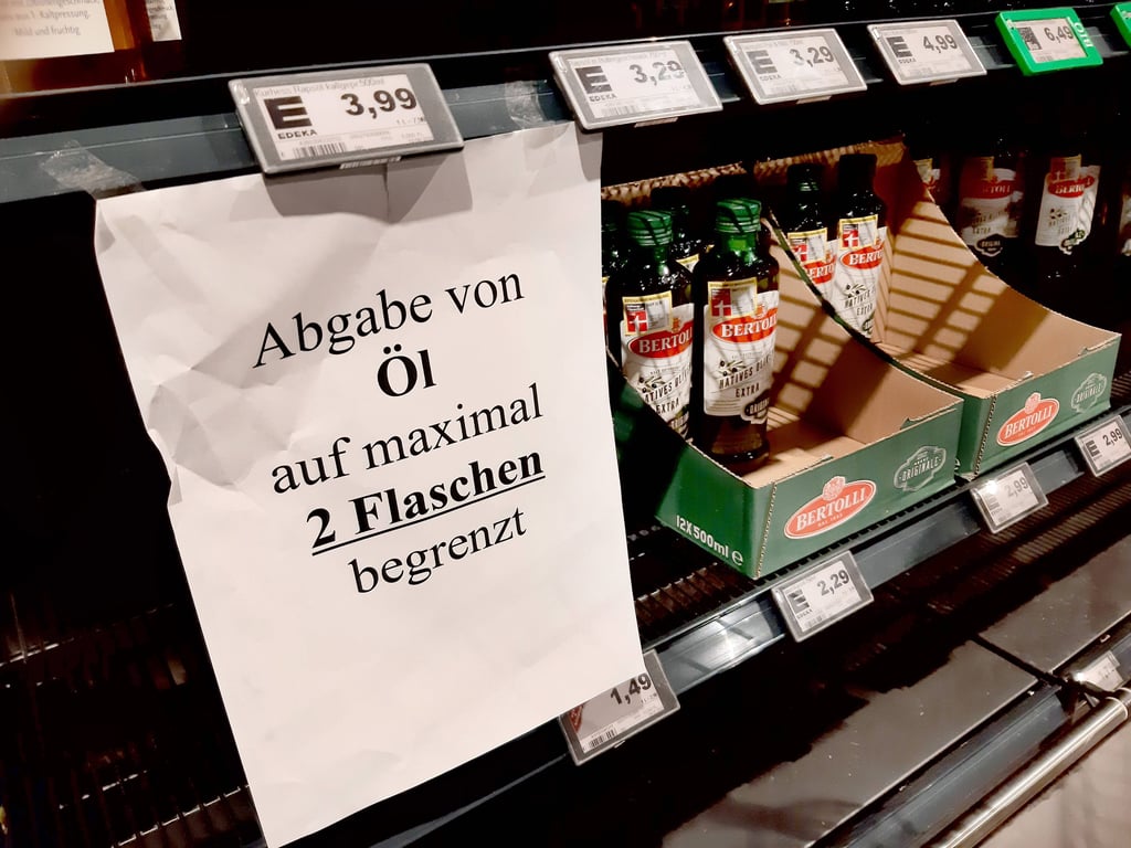 Der Ukraine-Krieg sorgt für Engpässe bei Speiseöl. Erste Geschäfte rationieren ihre Waren.
