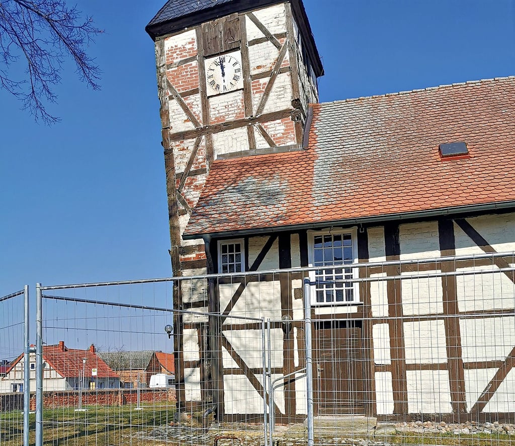 Die Trippiglebener Kirche ist seit einigen Wochen bereits gesperrt. Der Glockenturm mit dem Fachwerkbalken ist massiv beschädigt. Eine Sanierung ist dringend notwendig.