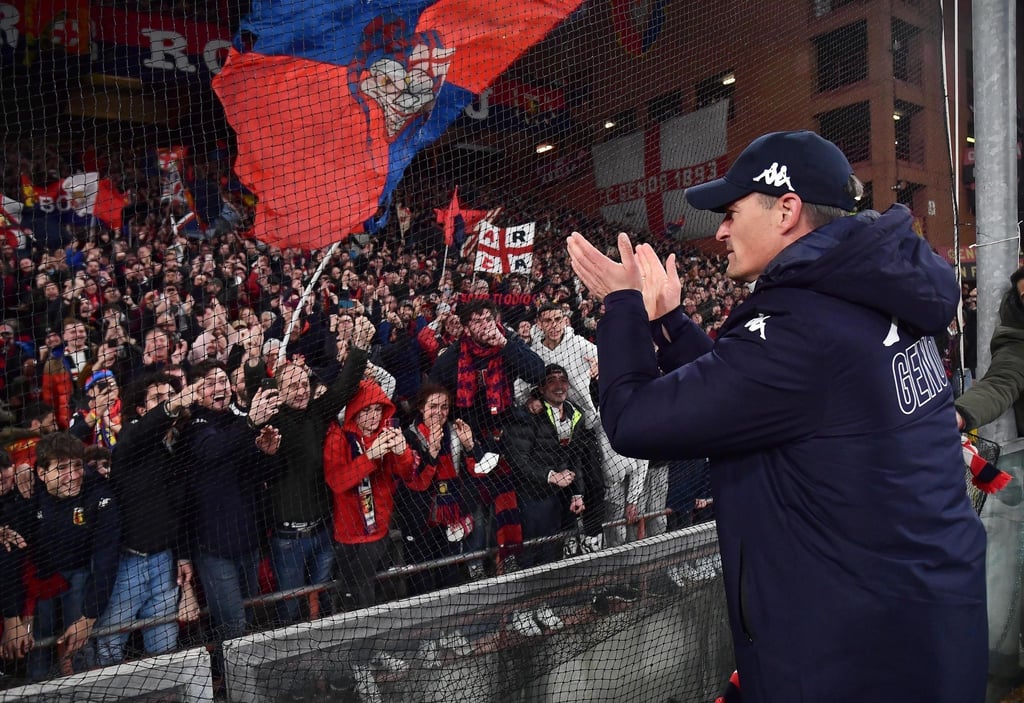 Genuas Trainer Alexander Blessin lässt sich von den Fans feiern.