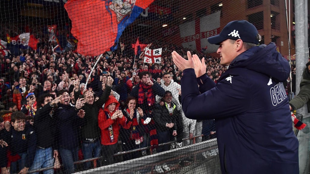 Genuas Trainer Alexander Blessin lässt sich von den Fans feiern.