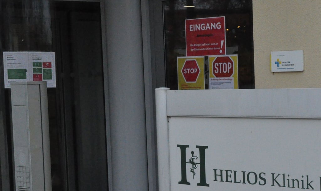 Dass wegen Corona strenge Zugangsregeln herrschen, lässt sich schon am Eingangsbereich wie hier an der Helios-Klinik ablesen.