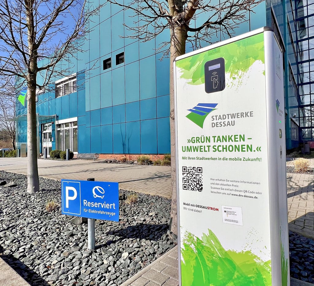 An der E-Ladestation der Stadtwerke wird geworben: „Grün tanken - Umwelt schonen“. Doch zu welchem Preis?