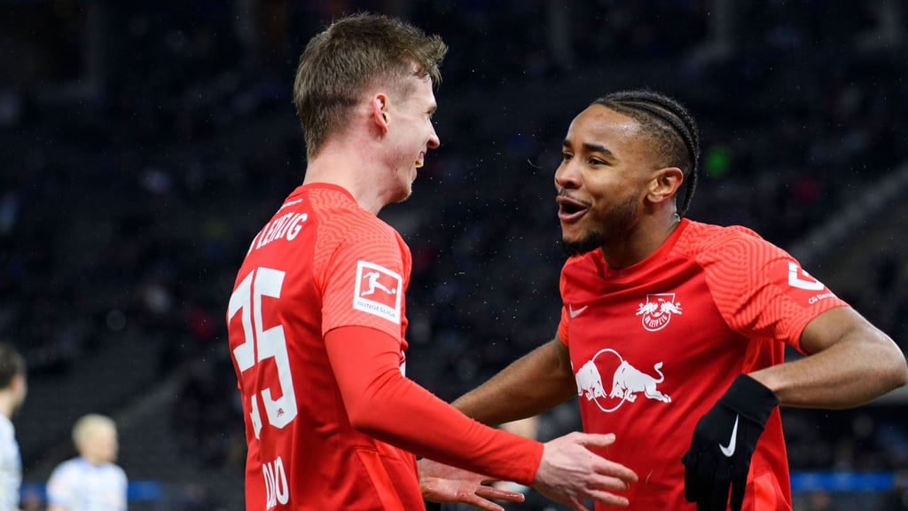 Dani Olmo (l.) und Chistopher Nkunku.