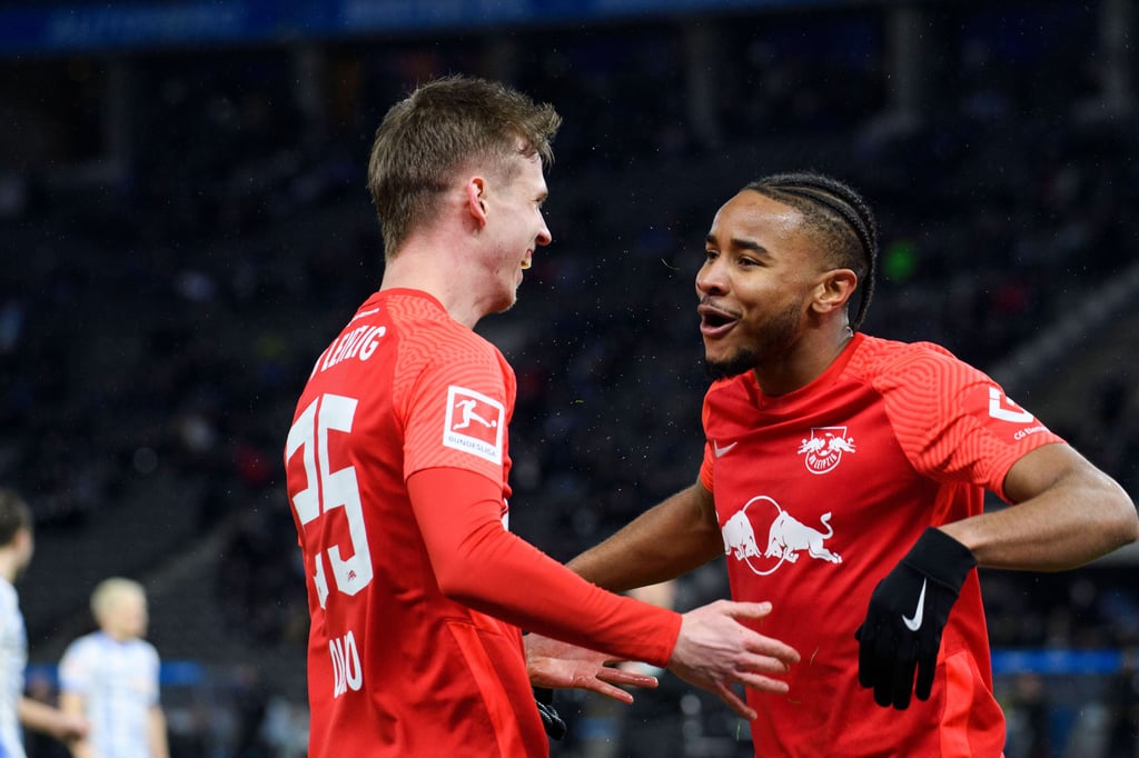 Dani Olmo (l.) und Chistopher Nkunku.