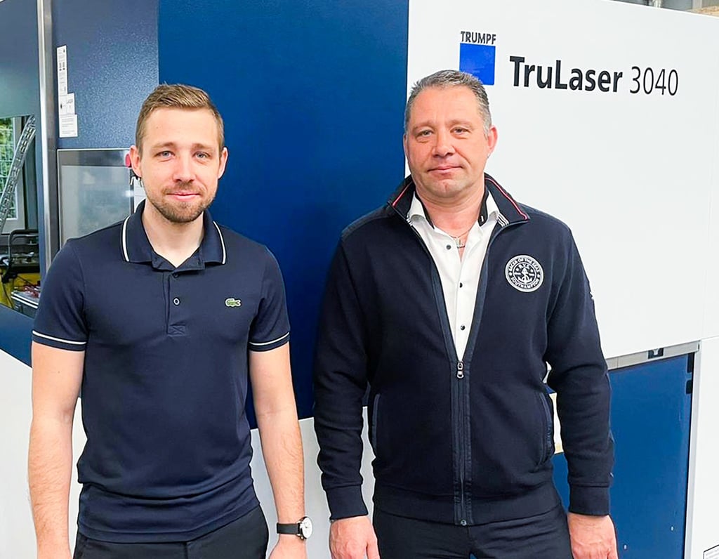 Steve und Maik Biedermann vor der neuen Maschine. Mit der können Bleche effektiver bearbeitet werden.