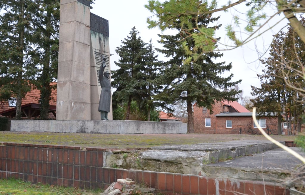 Das 1975 eingeweihte Denkmal für die 1. Polnische Armee ist in die Jahre gekommen und muss dringend saniert werden. Aber wem gehört es eigentlich?
