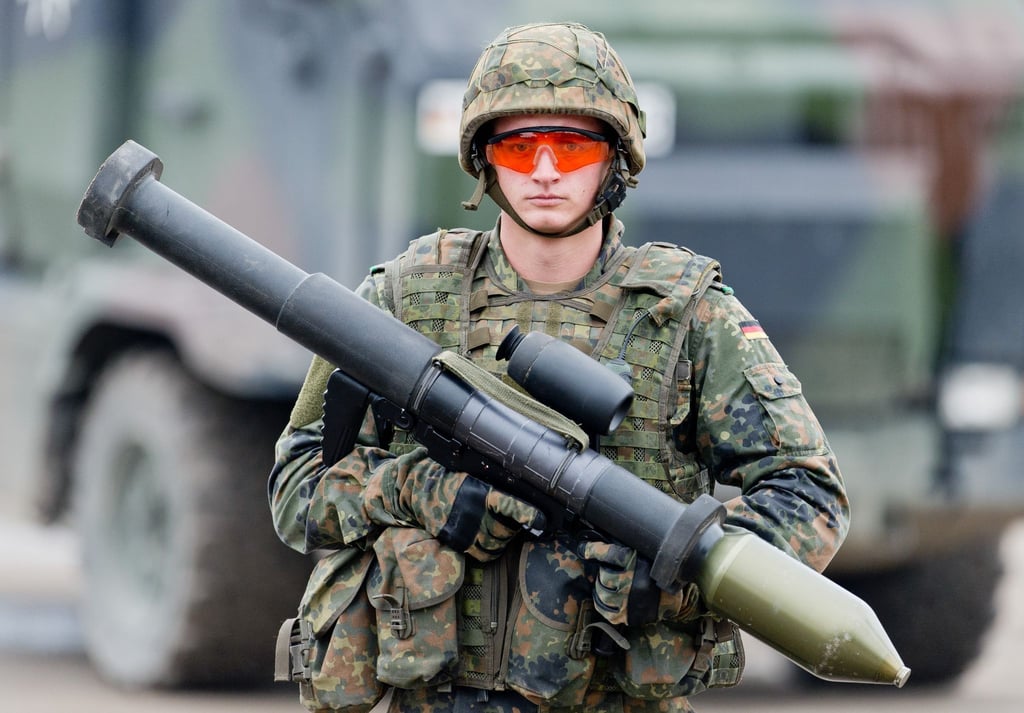 Ein Bundeswehrsoldat hält auf dem Truppenübungsplatz im Rahmen der Informationslehrübung „Landoperationen 2016“ eine Panzerfaust 3 in der Hand.