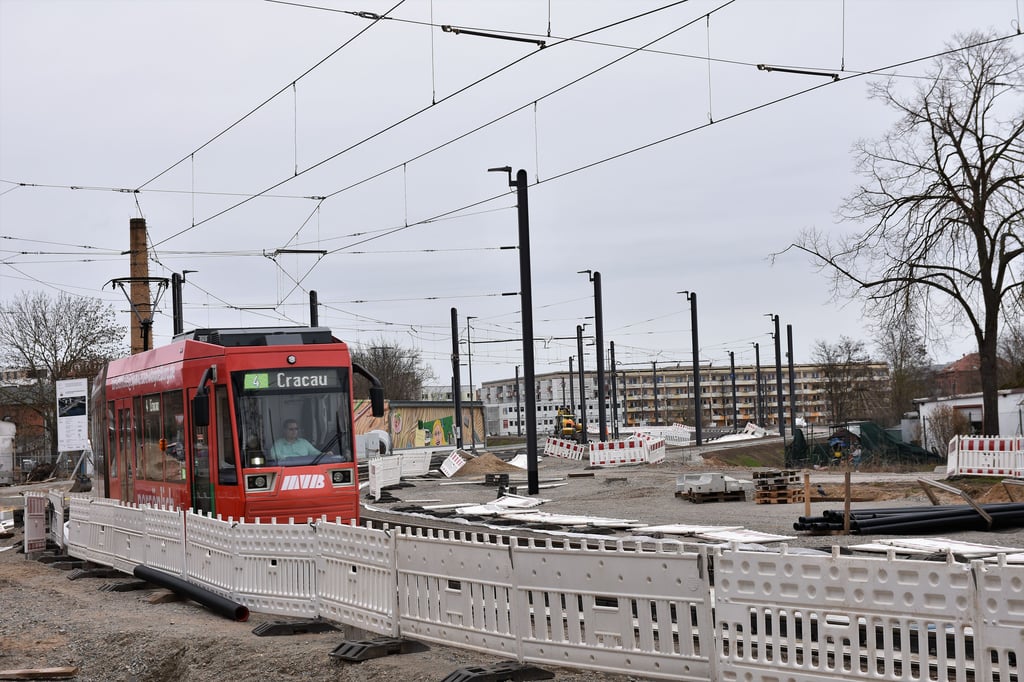 Eine Straßenbahn der Linie 4 rollt über die neue Trasse am Heumarkt in Magdeburg.