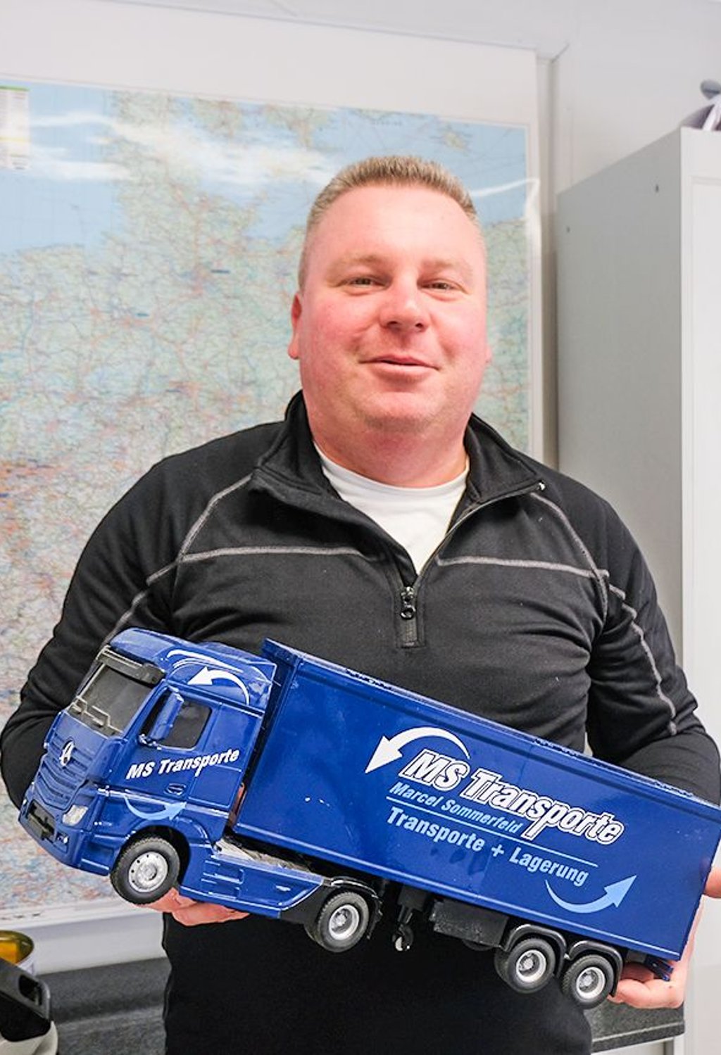 Bei MS Transporte sind alle Brummis unterwegs. Der Chef zeigt, wie sie im Kleinformat aussehen.