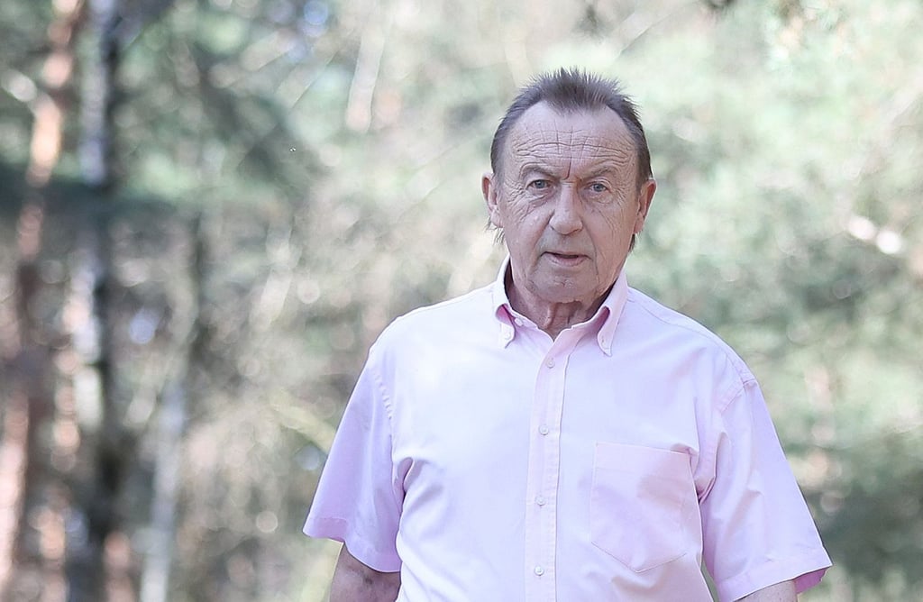Ost-Fußball-Legende Joachim Streich spaziert durch ein Waldstück in Möckern bei Magdeburg.