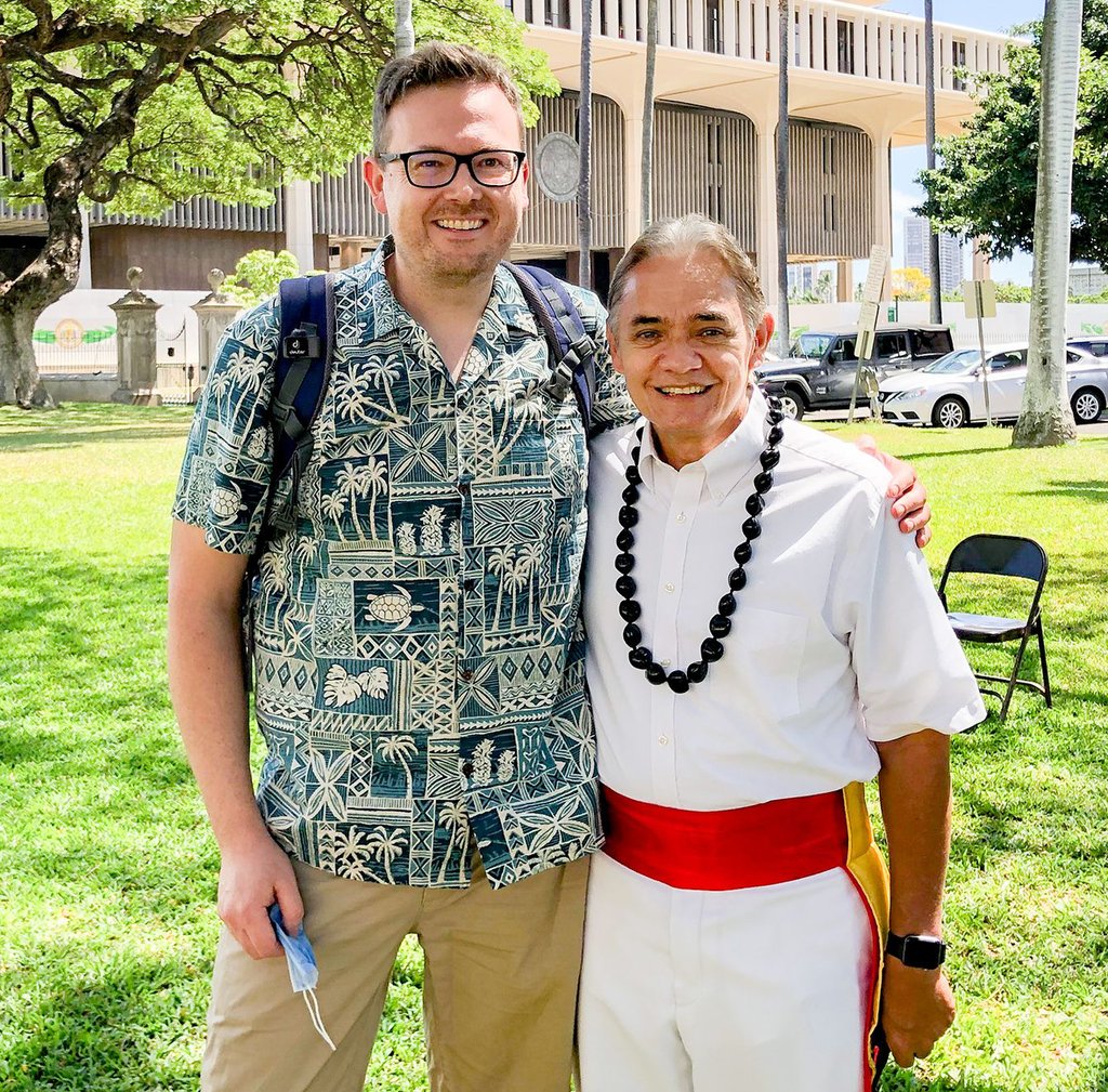 Ein Erinnerungfoto im Business-Schick. Coswigs Bürgermeister Axel Clauß und der Band-Master der „Royal Hawaiian Band“, Clark Bright vor dem Hawaii State Capitol.