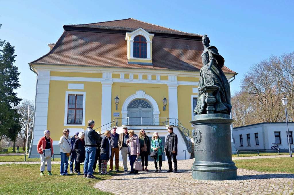 Barockmusikfans aus den USA wandelten auf den Spuren des Zerbster Hofkapellmeisters Johann Friedrich Fasch. Heiner Donath (r.) und Inge Werner (4.v.r.) von der Internationalen Fasch-Gesellschaft führten sie zu historischen Spielstätten wie der früheren Reithalle.