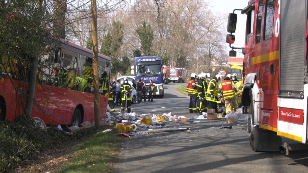 Unfallstelle bei Dorsten: Ein Bus der Deutschen Bahn und ein Paketdienst-Fahrzeug sind hier zusammen. Drei Personen wurden verletzt.