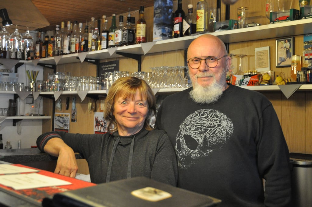 Sabine und Klaus Chrupalla stehen schon seit drei Jahrzehnten hinter dem Tresen und haben ein gutes Verhältnis zu ihren Gästen.