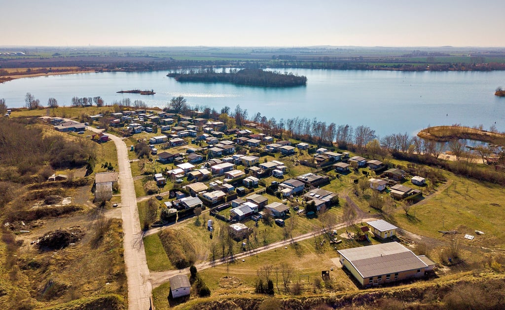 Auf dem ursprünglich als Campingplatz ausgewiesenen Areal am östlichen Ufer des Barbyer Kiessees sind im Laufe der Jahrzehnte Dutzende Bungalows entstanden - illegal. Dies möchte Barby nun „heilen“ und das Gebiet als Wochenendhausgebiet umwidmen. Das hat weitreichende Folgen für die Nutzer des Areals.