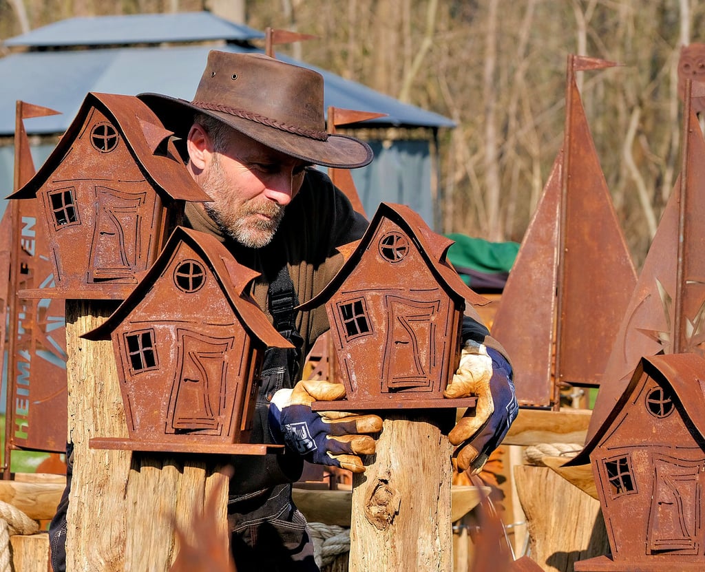Dirk Seifert aus Beetzendorf baut seinen Stand aus selbst gemachten Dekoartikeln auf.