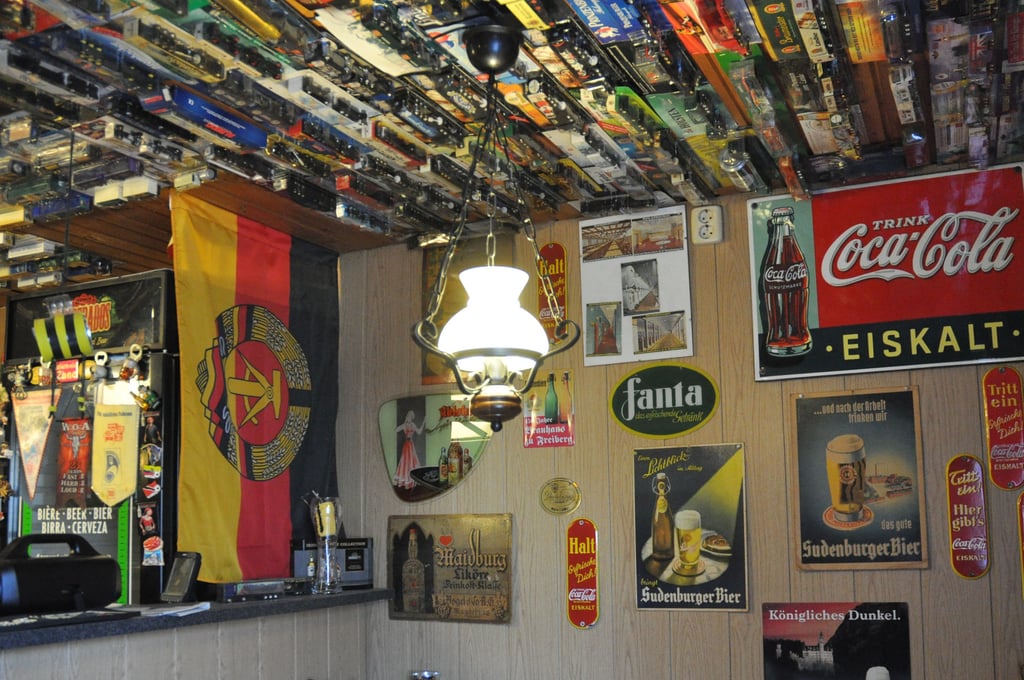 Wände und Decke von "Bines Bierstube" in Magdeburg hängen voller Erinnerungsstücke.