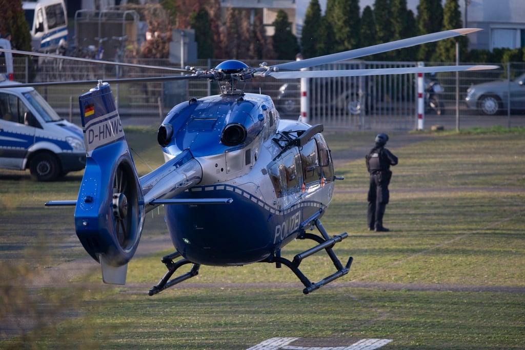 Der Hubschrauber mit dem Angeklagten Thomas Drach landet auf dem Gelände des Justizzentrums Köln.