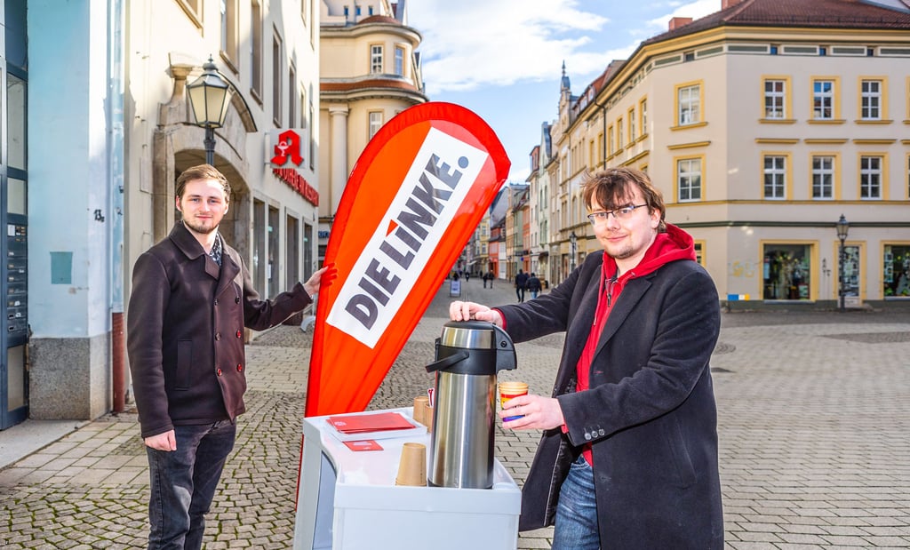 Nicklas Kurzweil und Martin Striegnitz (von links), hier zu sehen im Februar mit ihrem Infostand am Zeitzer Roßmarkt.