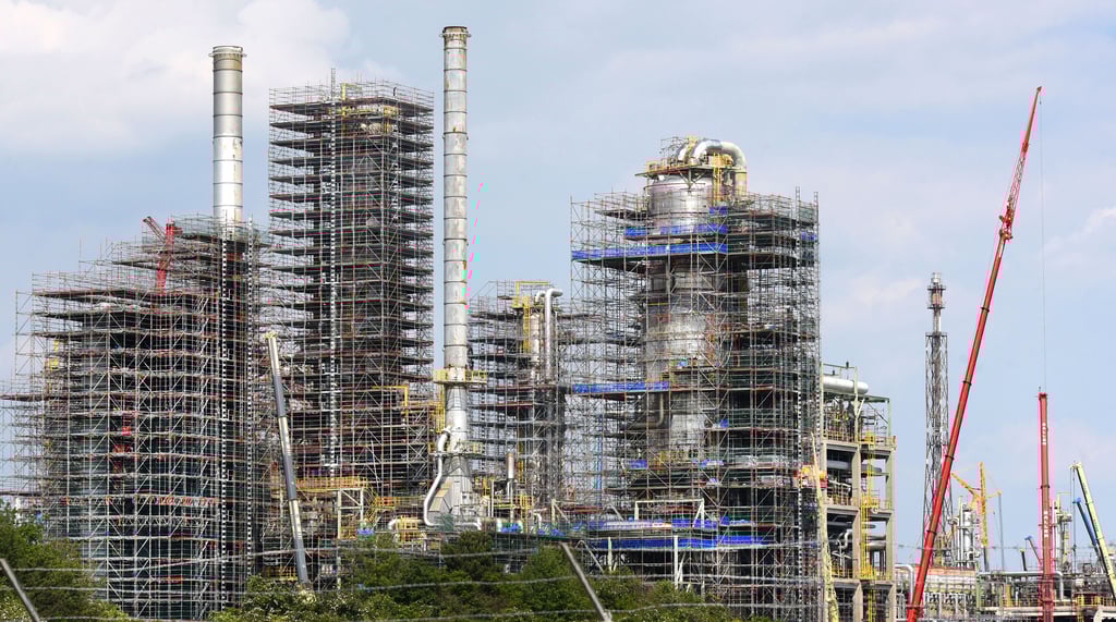 Kräne und mit Gerüsten umbaute Anlagen prägten im Juni 2021 das Bild der Total Raffinerie in Leuna, während einer großen Generalinspektion.