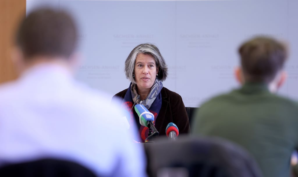 Sachsen-Anhalts Innenministerin Zieschang weist Vorschläge für großflächige Flüchtlingseinrichtungen in Ostdeutschland zurück.