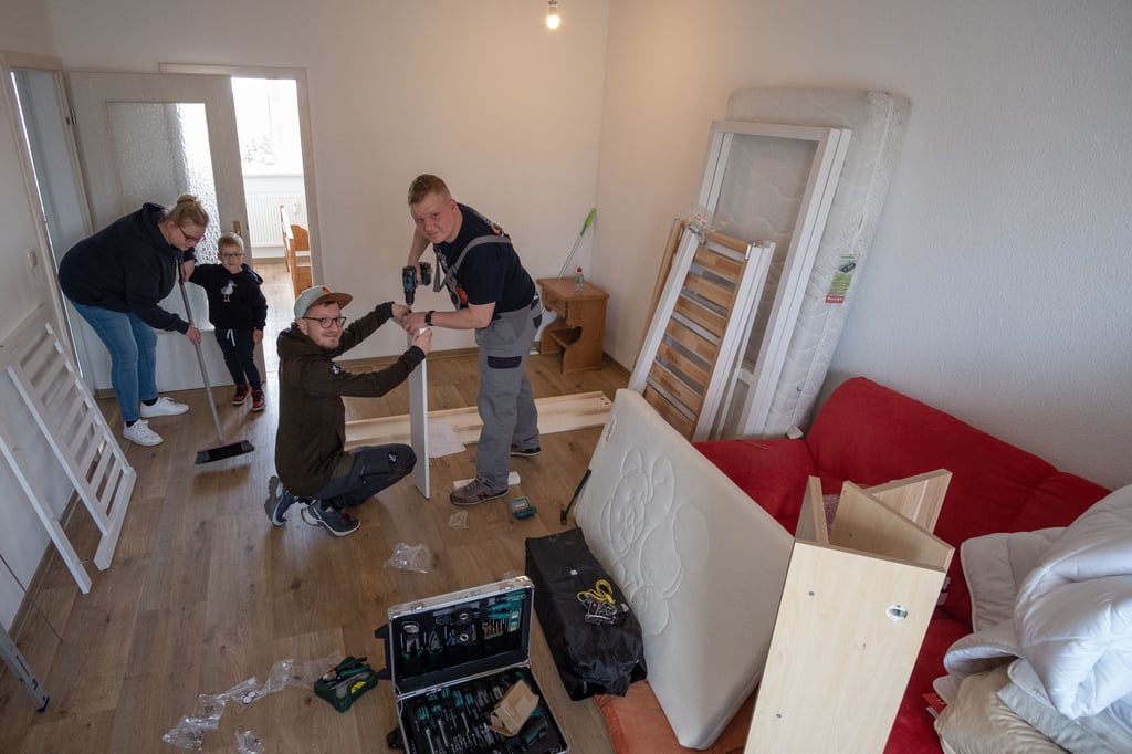 Private Initiativen, wie hier Helfer in Zeitz (Burgenlandkreis), richten Wohnungen für Flüchtlinge her. Diese Wohnung der Zeitzer Wohnungsgenossenschaft wurde mit gespendetem Mobiliar ausgestattet.