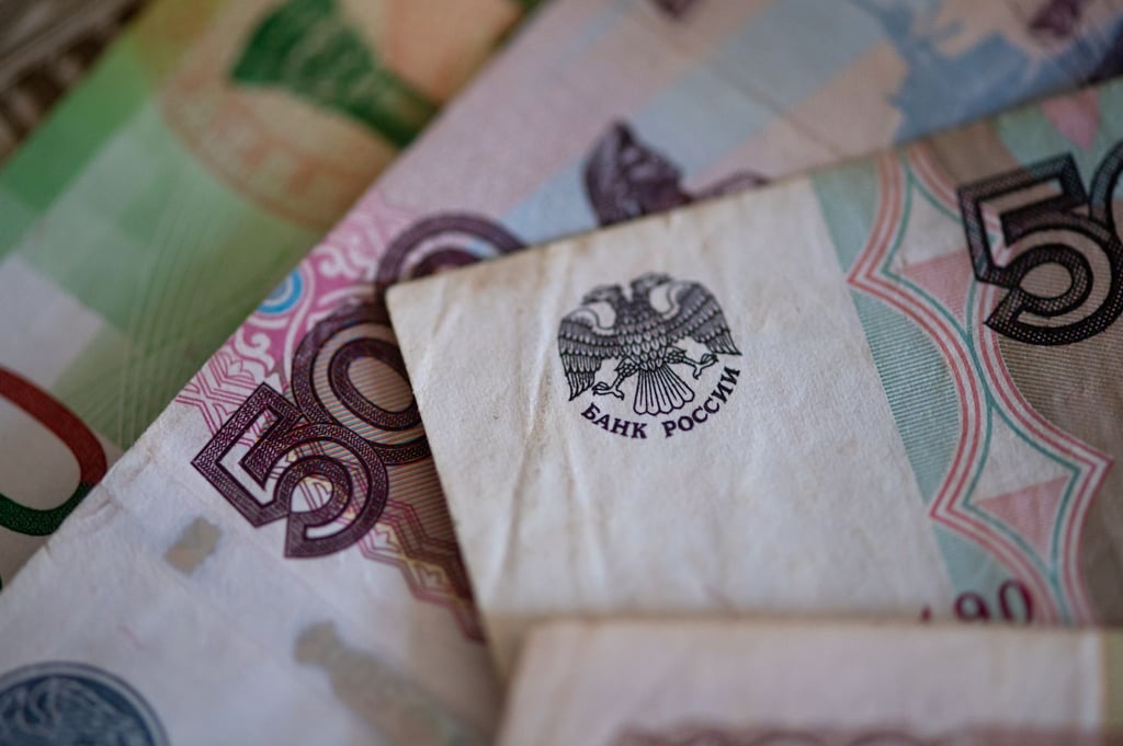 Russische Rubel-Banknoten liegen auf einem Tisch.