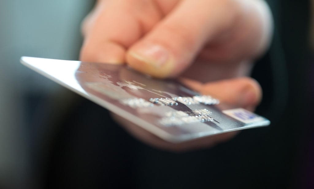 Girocard oder Kreditkarte? In vielen Fällen macht das inzwischen kaum einen Unterschied. Mit einigen Kreditkarte lässt sich auch im Inland kostenfrei bezahlen und Bargeld abheben.